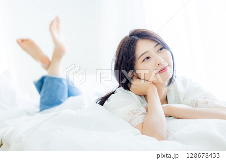 寝室で目覚める若い女性 寝室で目覚める若い女性 128678433