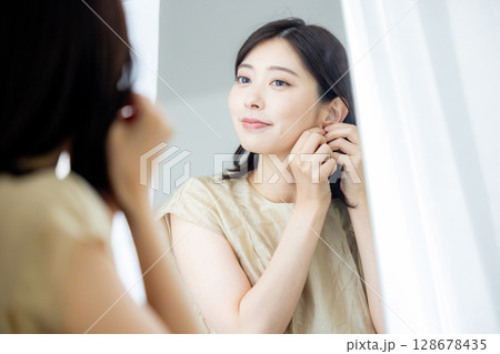 身支度をする若い女性 128678435