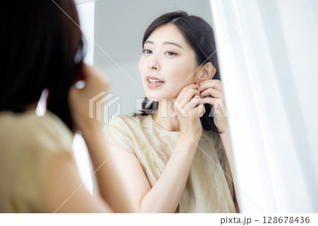 身支度をする若い女性 128678436