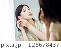 身支度をする若い女性 128678437