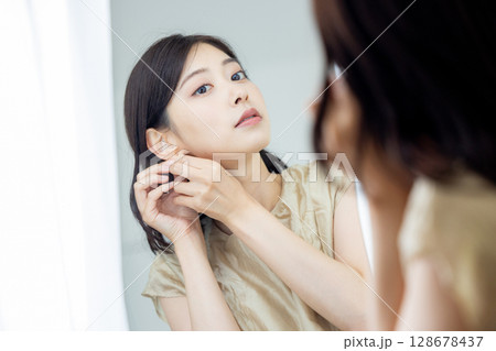 身支度をする若い女性 身支度をする若い女性 128678437