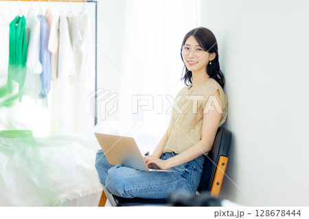 自宅でテレワークをする女性 自宅でテレワークをする女性 128678444