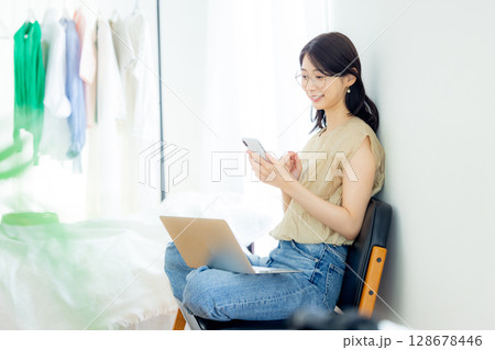 スマホを操作する女性 128678446