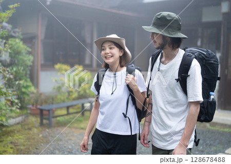 旅館に泊まりに来たインバウンドのカップル 128678488