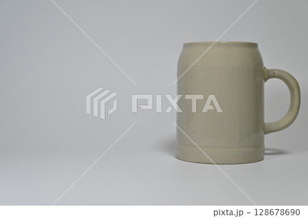 右向きハンドルの陶器マグ 右向きハンドルの陶器マグ 128678690