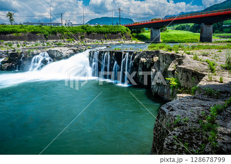 新緑の三日月の滝　【大分県日田市】 128678799