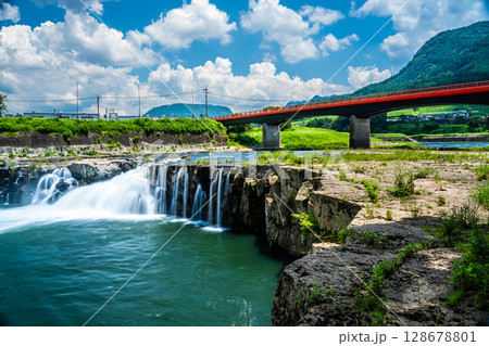 新緑の三日月の滝　【大分県日田市】 128678801