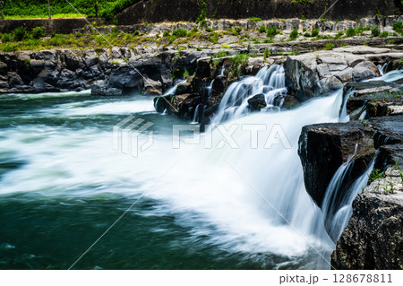 新緑の三日月の滝　【大分県日田市】 128678811