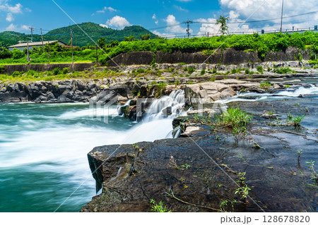 新緑の三日月の滝　【大分県日田市】 128678820