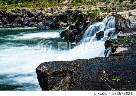 新緑の三日月の滝 【大分県日田市】 新緑の三日月の滝 【大分県日田市】 128678821