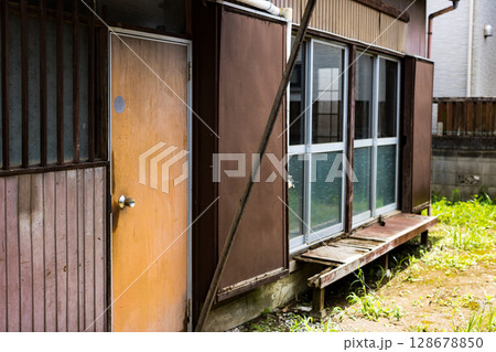 昭和レトロな廃屋 128678850