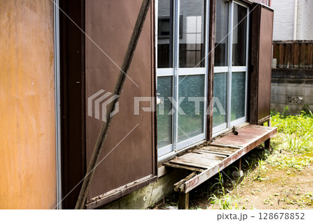 昭和レトロな廃屋 128678852