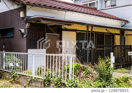 昭和レトロな廃屋 128678855
