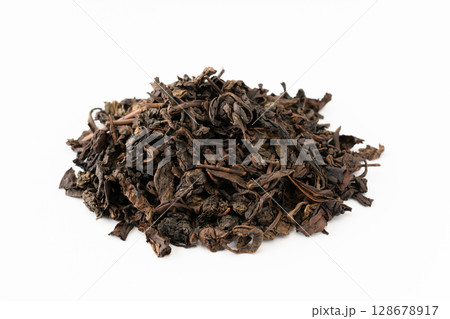 白背景に烏龍茶の茶葉 白背景に烏龍茶の茶葉 128678917