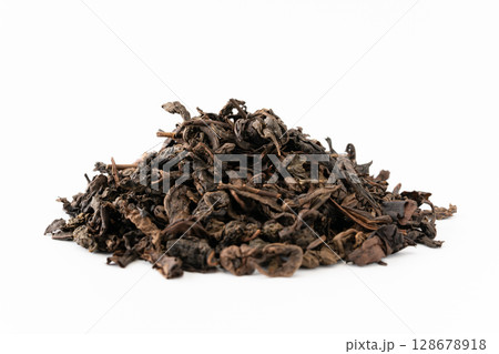 白背景に烏龍茶の茶葉 128678918