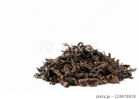 白背景に烏龍茶の茶葉 128678919