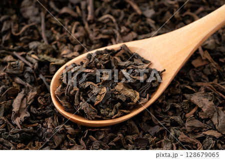スプーンに載せた烏龍茶の茶葉のクローズアップ 128679065