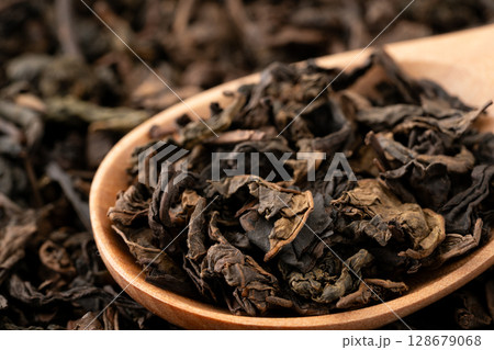 スプーンに載せた烏龍茶の茶葉のクローズアップ 128679068