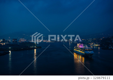 長崎港客船出港(Star Navigator)女神大橋から夜景ライトアップ【長崎市】 長崎港客船出港(Star Navigator)女神大橋から夜景ライトアップ【長崎市】 128679111