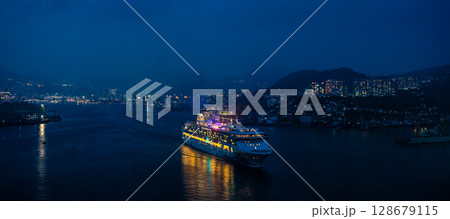 長崎港客船出港（Star Navigator）女神大橋から夜景ライトアップ　パノラマ【長崎市】 128679115