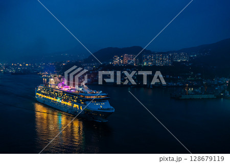 長崎港客船出港(Star Navigator)女神大橋から夜景ライトアップ【長崎市】 長崎港客船出港(Star Navigator)女神大橋から夜景ライトアップ【長崎市】 128679119