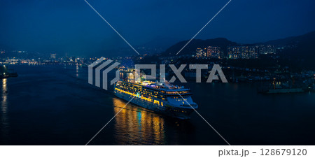 長崎港客船出港(Star Navigator)女神大橋から夜景ライトアップ パノラマ【長崎市】 長崎港客船出港(Star Navigator)女神大橋から夜景ライトアップ パノラマ【長崎市】 128679120