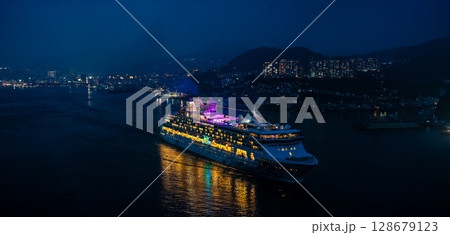 長崎港客船出港(Star Navigator)女神大橋から夜景ライトアップ パノラマ【長崎市】 長崎港客船出港(Star Navigator)女神大橋から夜景ライトアップ パノラマ【長崎市】 128679123