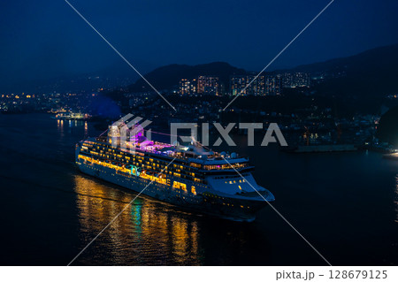 長崎港客船出港(Star Navigator)女神大橋から夜景ライトアップ【長崎市】 長崎港客船出港(Star Navigator)女神大橋から夜景ライトアップ【長崎市】 128679125