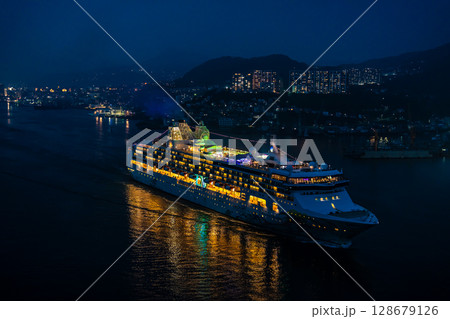 長崎港客船出港（Star Navigator）女神大橋から夜景ライトアップ【長崎市】 128679126