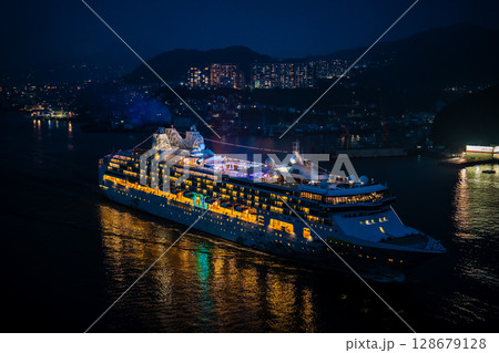 長崎港客船出港（Star Navigator）女神大橋から夜景ライトアップ【長崎市】 128679128