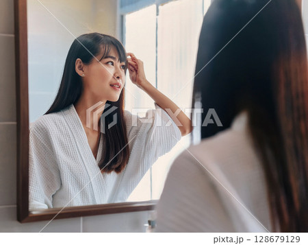 ミラーに映る日本人女性の朝の日常ルーティン 128679129