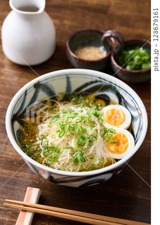 白出汁と胡麻油風味のそうめん 128679161