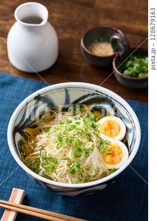 白出汁と胡麻油風味のそうめん 128679163