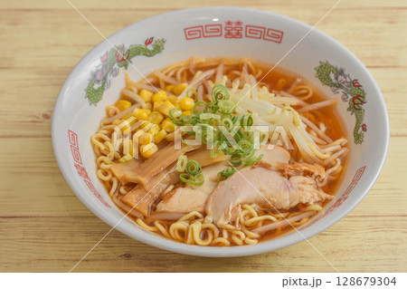 定番ラーメン　醤油ラーメン 128679304