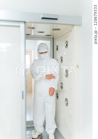 エアーシャワー・クリーンルームのある工場で働く人 128679333