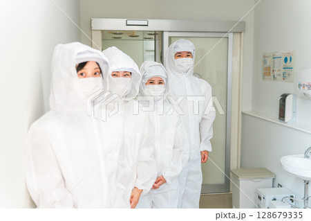 エアーシャワー・クリーンルームのある工場で働く人 128679335