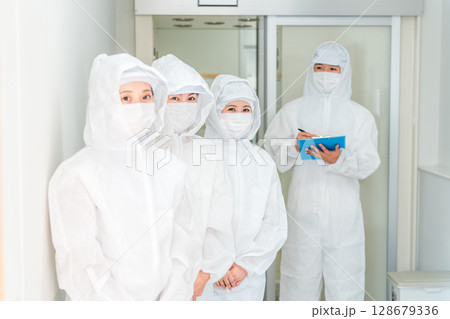 エアーシャワー・クリーンルームのある工場で働く人 128679336