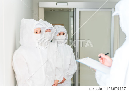 エアーシャワー・クリーンルームのある工場で働く人 エアーシャワー・クリーンルームのある工場で働く人 128679337