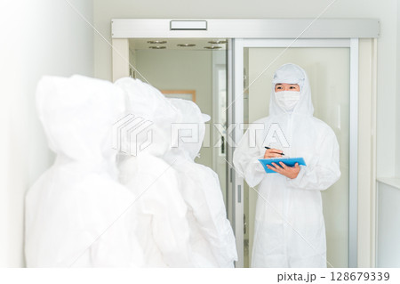 エアーシャワー・クリーンルームのある工場で働く人 128679339