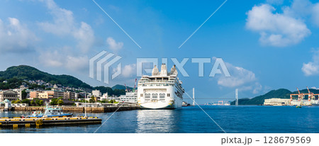 長崎港客船入港(Star Navigator)水辺の森公園 パノラマ【長崎市】 長崎港客船入港(Star Navigator)水辺の森公園 パノラマ【長崎市】 128679569