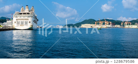 長崎港客船入港（Star Navigator）水辺の森公園　パノラマ【長崎市】 128679586
