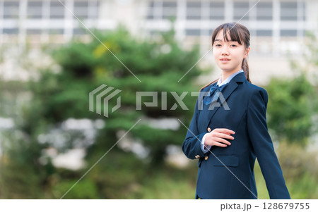 学校の校舎の前に立つ制服姿の中学生・高校生・小学生 学校の校舎の前に立つ制服姿の中学生・高校生・小学生 128679755