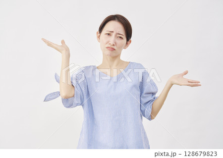女性 ミドルエイジ ギブアップのジェスチャー 白背景 カメラ目線 女性 ミドルエイジ ギブアップのジェスチャー 白背景 カメラ目線 128679823