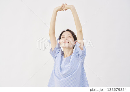 女性　ミドルエイジ　伸び　白背景 128679824