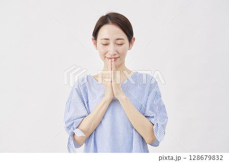 女性　ミドルエイジ　祈る　合掌　白背景 128679832