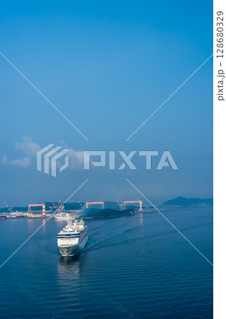 長崎港客船入港（Star Navigator）女神大橋から【長崎市】 128680329