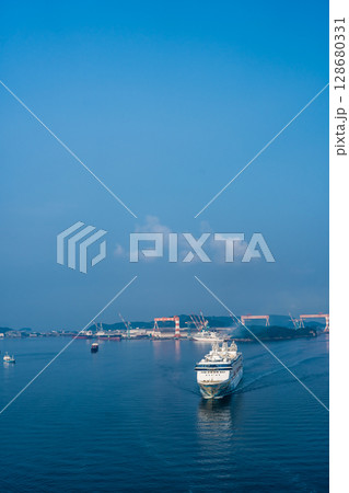 長崎港客船入港(Star Navigator)女神大橋から【長崎市】 長崎港客船入港(Star Navigator)女神大橋から【長崎市】 128680331