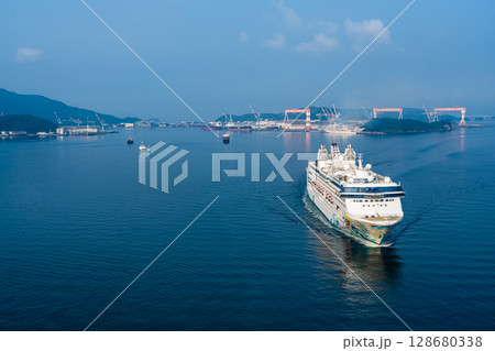 長崎港客船入港（Star Navigator）女神大橋から【長崎市】 128680338