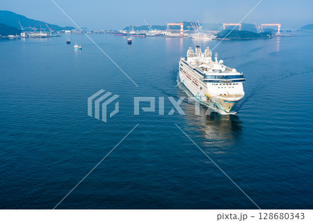 長崎港客船入港(Star Navigator)女神大橋から【長崎市】 長崎港客船入港(Star Navigator)女神大橋から【長崎市】 128680343