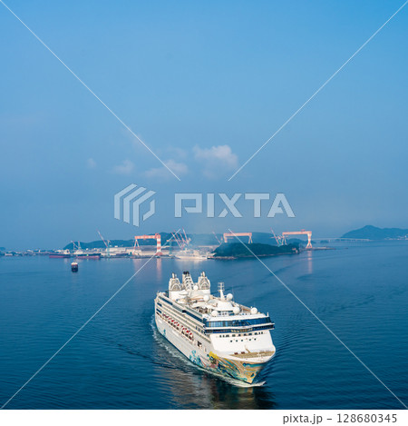 長崎港客船入港（Star Navigator）女神大橋から　スクエア【長崎市】 128680345